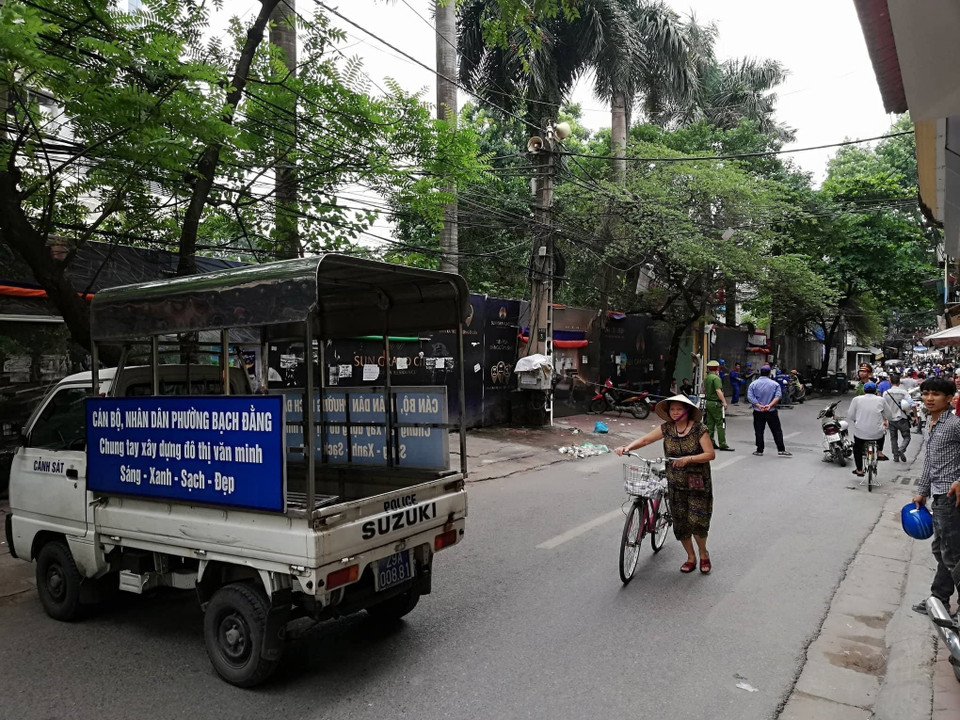 Lực lượng chức năng phong tỏa khu vực xây dựng một tòa nhà ở Lương Yên (quận Hai Bà Trưng) do hiện tượng rung lắc.(Ảnh: Thanh Tùng/TTXVN)