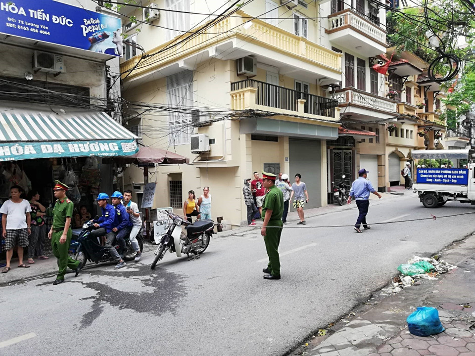 Vào khoảng 10 giờ sáng 8/9, tại một số khu vực tại thuộc quận Hai Bà Trưng nhiều người dân sống và làm việc trong các chung cư và nhà cao tầng cảm thấy rung lắc, chóng mặt nghi xảy ra động đất. (Ảnh: Thanh Tùng/TTXVN)