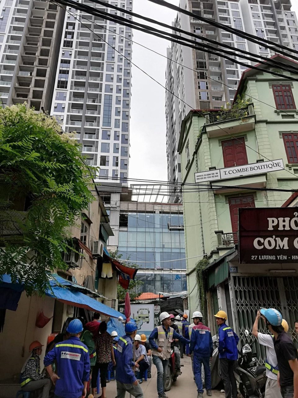 Trận động đất trên xảy ra trên địa phận Trung Quốc, và có ảnh hưởng đến Việt Nam, vì thế, một số khu vực có các tòa nhà cao tầng ở Hà Nội có ảnh hưởng, xảy ra hiện tượng rung lắc như người dân phản ánh. (Ảnh: Thanh Tùng/TTXVN)