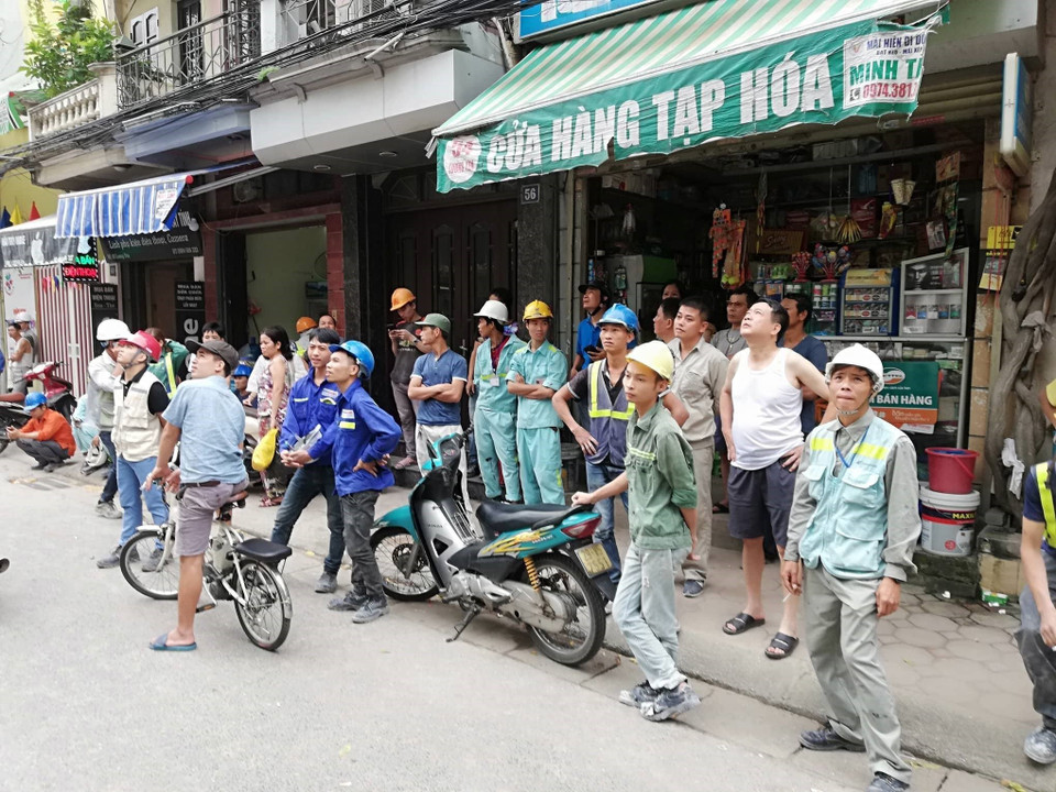 Tại Hà Nội, nhiều người dân sống tại các tòa nhà cao tầng cũng cảm nhận được rung lắc. (Ảnh: Thanh Tùng/TTXVN)