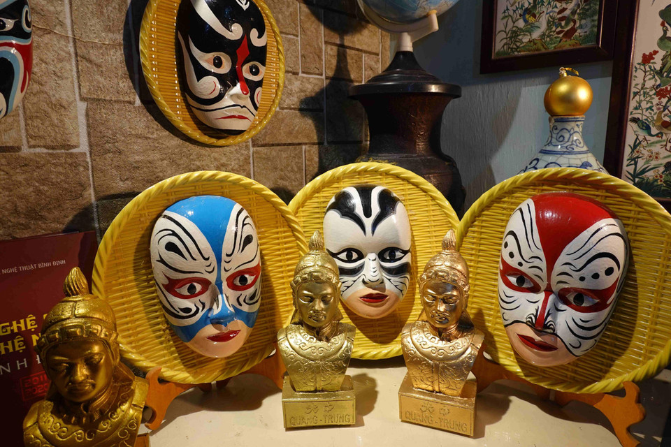 Vẽ mặt nạ chân dung nghệ thuật hát bội được ông Vân lên ý tưởng từ khi xem các nghệ nhân biểu diễn. (Ảnh: Tường Quân/TTXVN)