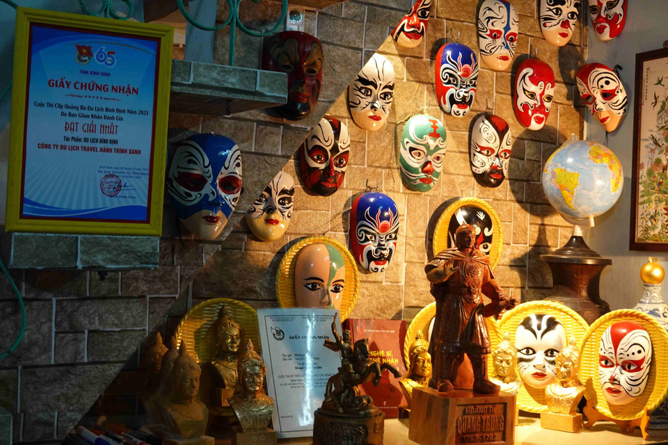 Bộ sưu tập mặt nạ chân dung nghệ thuật hát bội của ông Trần Ngọc Vân. (Ảnh: Tường Quân/TTXVN)