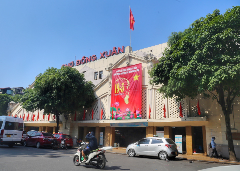 Ápphích cỡ lớn được đặt tại cổng chợ Đồng Xuân. (Ảnh: Tuấn Đức/TTXVN)