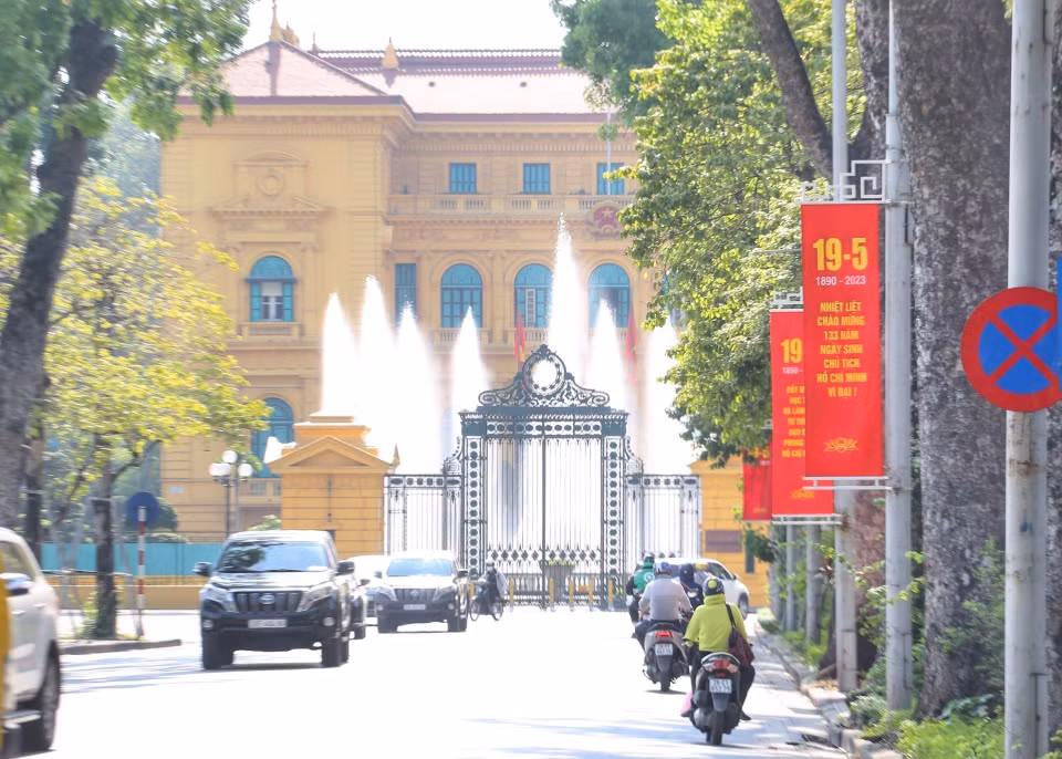 Băng rôn được trang hoàng trên phố Hoàng Văn Thụ. (Ảnh: Tuấn Đức/TTXVN)