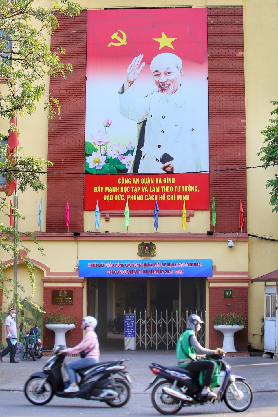 Ápphích cỡ lớn được đặt tại trụ sở công an quận Ba Đình. (Ảnh: Tuấn Đức/TTXVN)