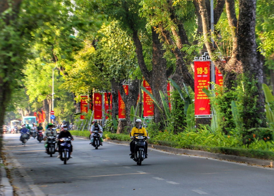 Băng rôn được trang hoàng trên phố Hoàng Diệu. (Ảnh: Tuấn Đức/TTXVN)