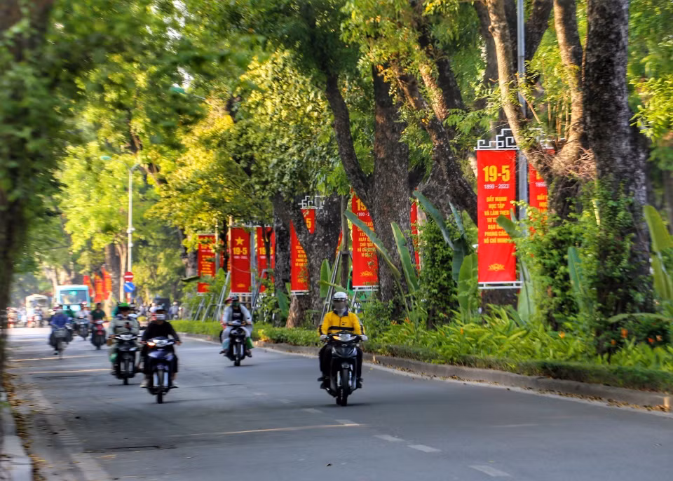 Băng rôn được trang hoàng trên phố Hoàng Diệu. (Ảnh: Tuấn Đức/TTXVN)