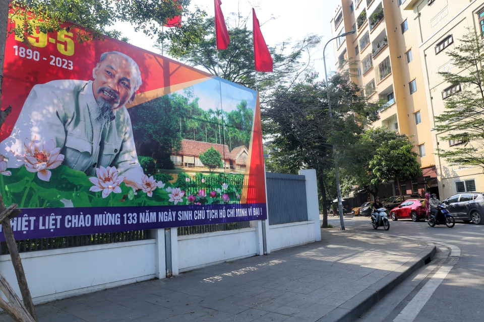 Trong những ngày này, đường phố Hà Nội được trang hoàng rực rỡ cờ, hoa, băng rôn, panô, khẩu hiệu nhân kỷ niệm 133 năm ngày sinh Chủ tịch Hồ Chí Minh (19/5/1890-19/5/2023). (Ảnh: Tuấn Đức/TTXVN)