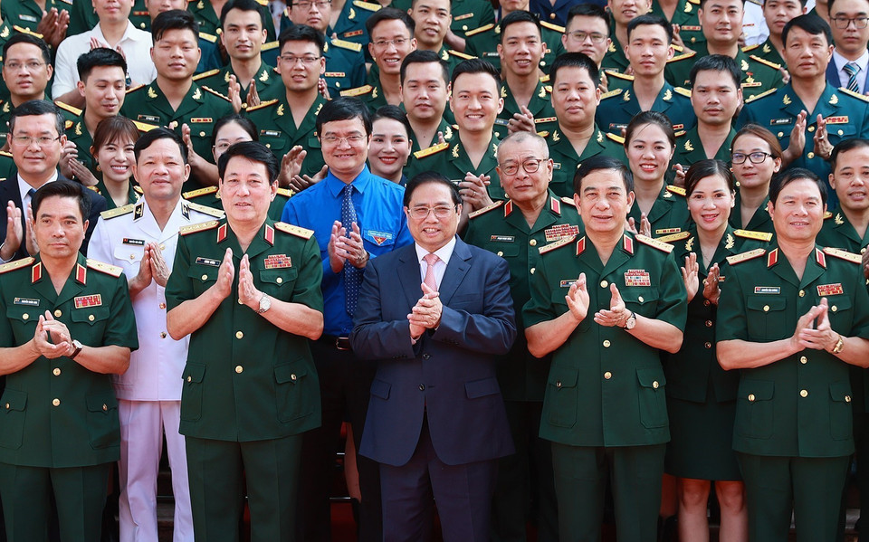 Thủ tướng Phạm Minh Chính chụp ảnh chung với các đại biểu tham dự buổi lễ. (Ảnh: Dương Giang/TTXVN)