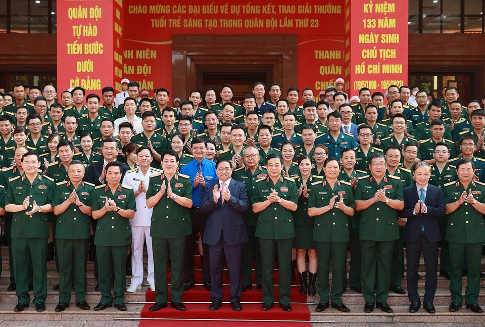 Hình ảnh Thủ tướng Phạm Minh Chính chụp ảnh chung với các đại biểu tham dự buổi lễ. (Ảnh: Dương Giang/TTXVN)