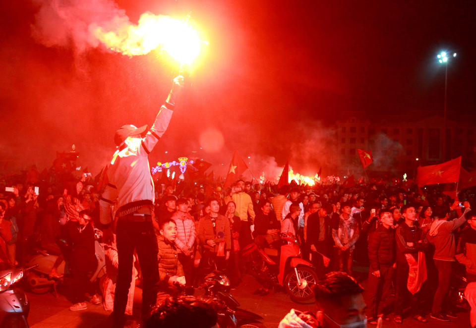 Người dân Thái Bình xuống đường mừng Việt Nam vô địch AFF Cup. (Ảnh: TTXVN)