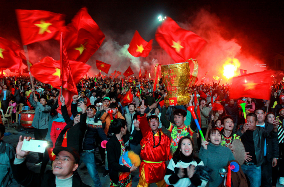 Người dân Thái Bình xuống đường mừng Việt Nam vô địch AFF Cup. (Ảnh: TTXVN)