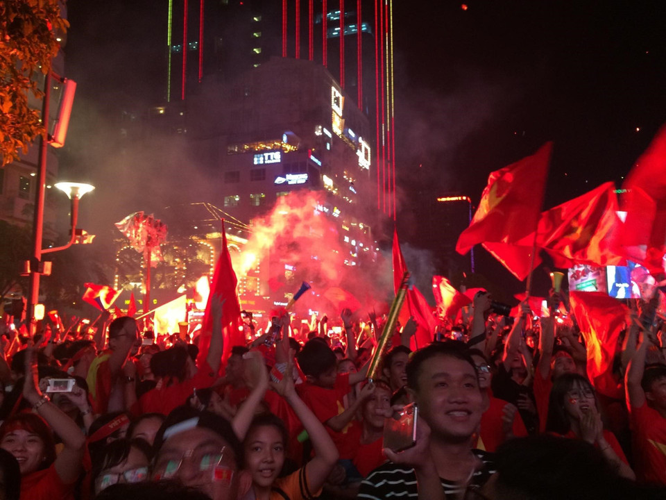 Người dân TP.HCM xuống đường mừng Việt Nam vô địch AFF Cup. (Ảnh: TTXVN)