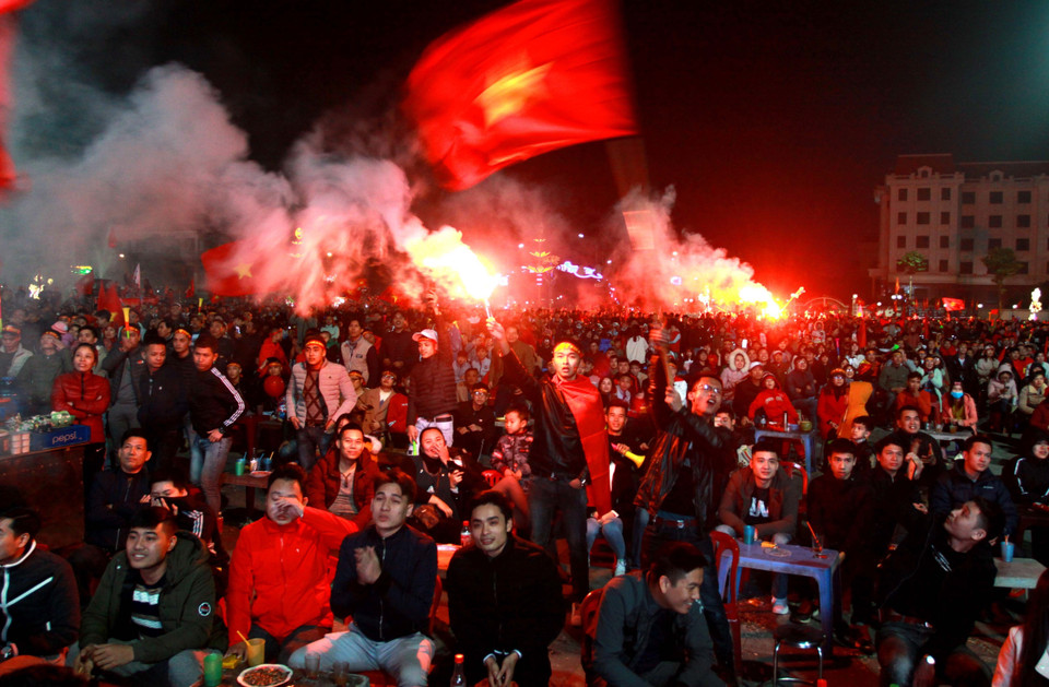 Người dân Thái Bình xuống đường mừng Việt Nam vô địch AFF Cup. (Ảnh: TTXVN)