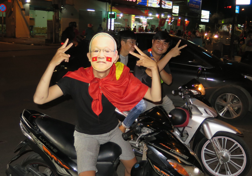 Người dân TP.HCM xuống đường mừng Việt Nam vô địch AFF Cup. (Ảnh: TTXVN)