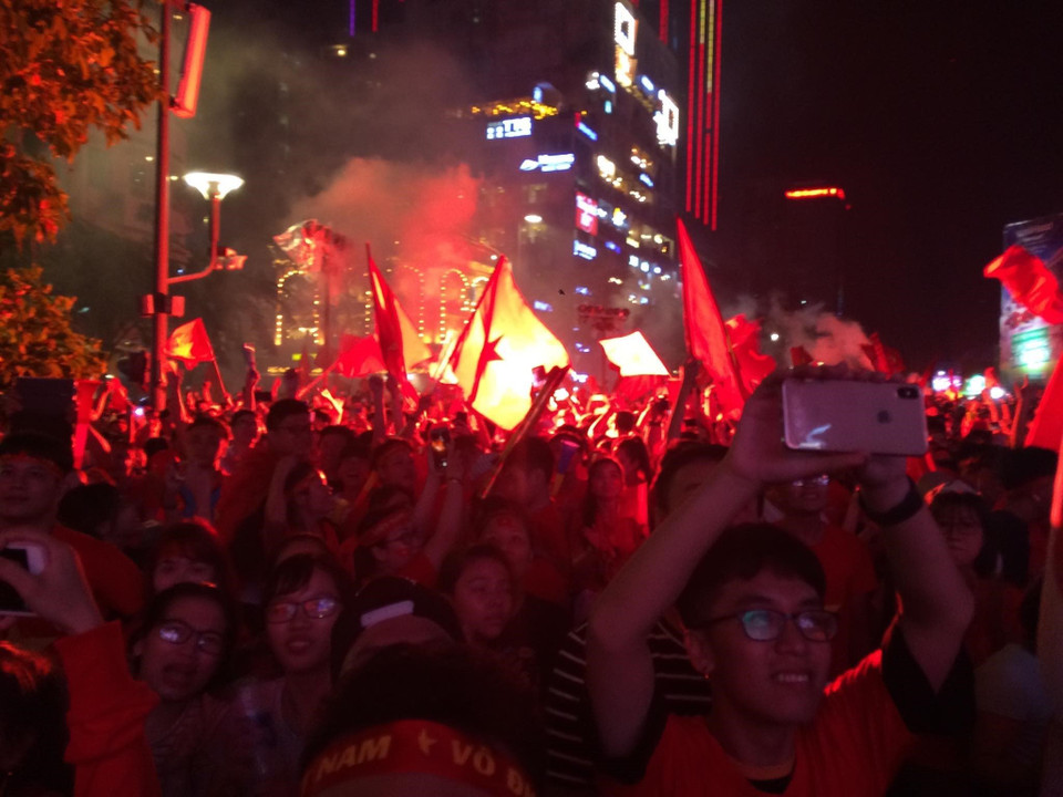 Người dân TP.HCM xuống đường mừng Việt Nam vô địch AFF Cup. (Ảnh: TTXVN)