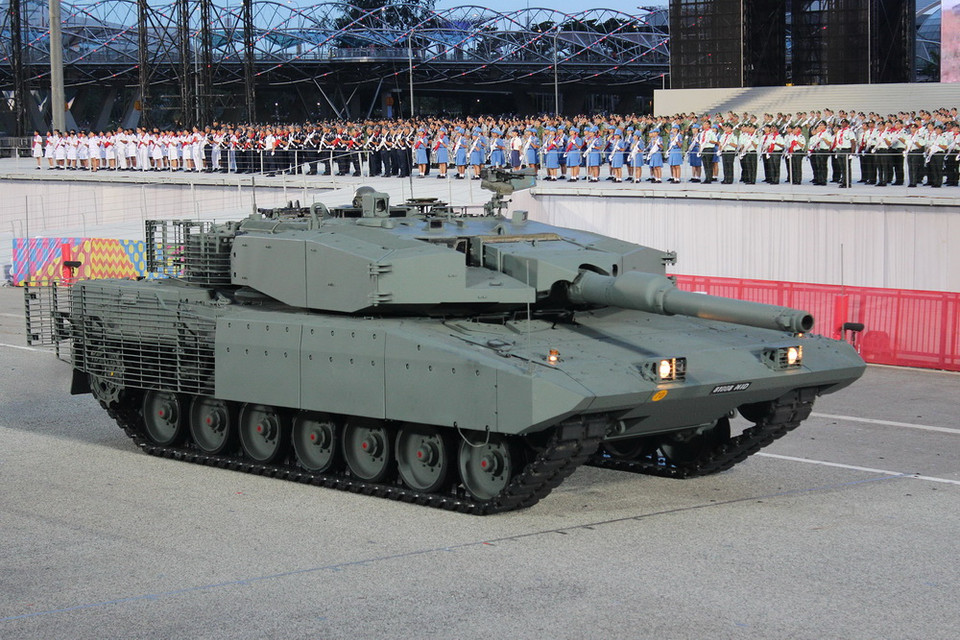 Leopard 2-SG là xe tăng chủ lực của Quân đội Singapore, có trọng tải 70 tấn, có thể bắn các loạn đạn cỡ 120mm. Vận tốc tối đa của Leopard 2-SG có thể đạt 78 km/giờ. (Ảnh: Lê Hải/Vietnam+)