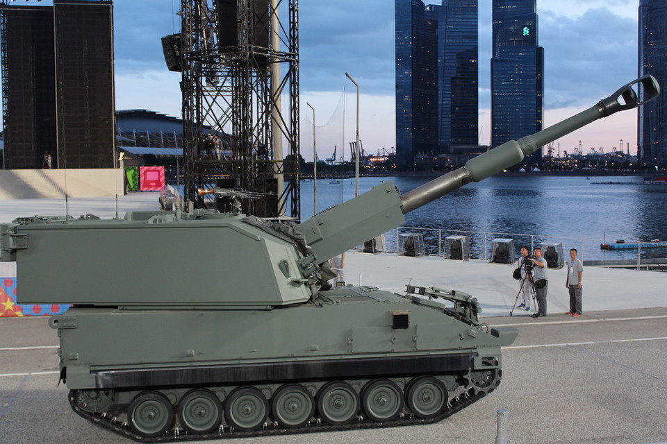 Pháo tự hành Howitzer 1 Primus có tầm bắn lên tới 30 km, có thể bắn được các loại đầu đạn 155 mm, với tốc độ di chuyển có có thể lên tới 50 km/giờ. (Ảnh: Lê Hải/Vietnam+)