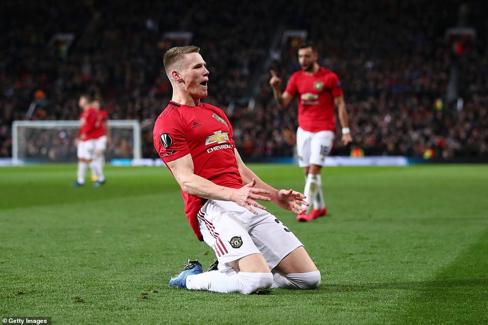 Ngay trước khi hiệp 1 khép lại, Scott McTominay gia tăng khoảng cách lên thành 3-0.