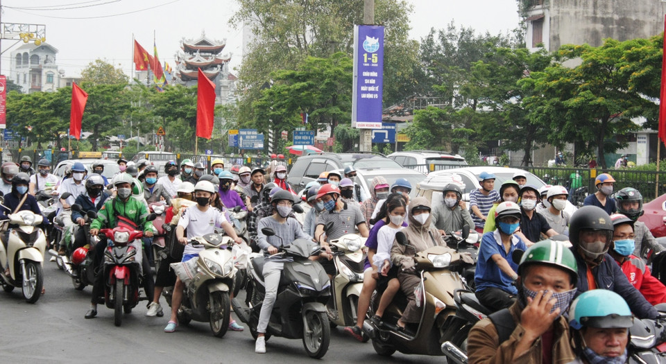 Do lo ngại dịch COVID-19 và bị nhồi nhét khi đi xe khách, nhiều người dân lựa chọn xe máy làm phương tiện đi lại từ quê lên Hà Nội. (Ảnh: Việt Hùng/Vietnam+)