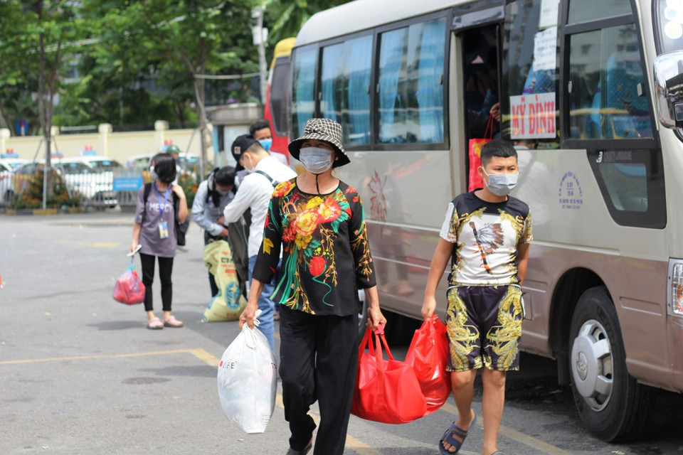 Hành khách tay xách đồ đạc, hành lý sau hành trình từ quê lên Thủ đô. (Ảnh: Việt Hùng/Vietnam+)