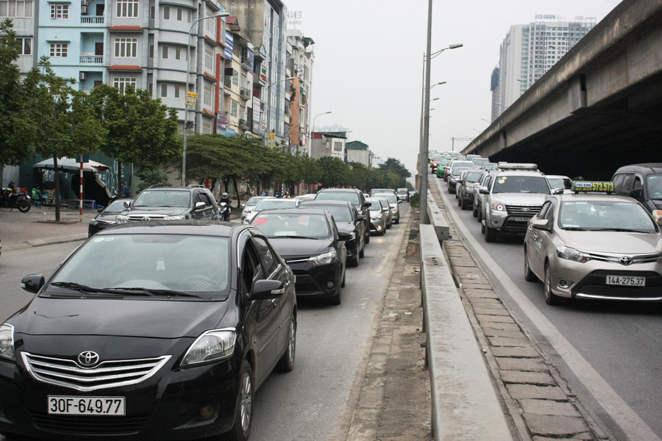 Lối đường dẫn từ vành đai 3 xuống Thanh Xuân ùn tắc cục bộ khi quá đông phương tiện dồn về. (Ảnh: Việt Hùng/Vietnam+)