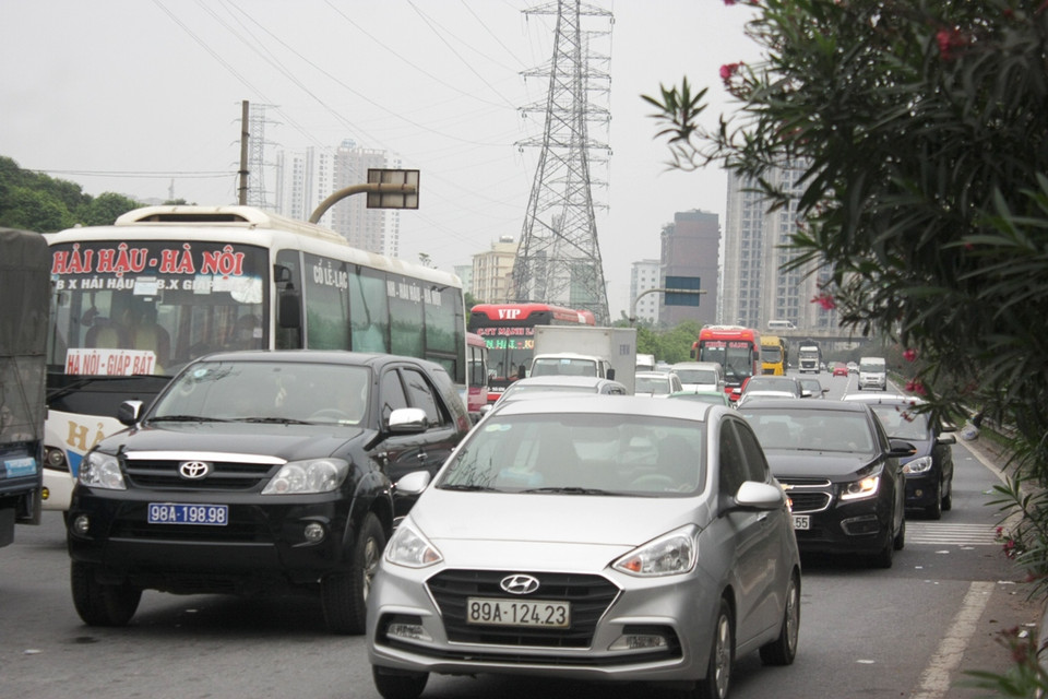Càng về cuối giờ chiều, lượng phương tiện đổ về mỗi lúc một đông. (Ảnh: Việt Hùng/Vietnam+)
