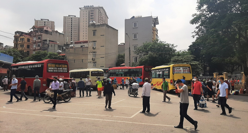 Tại bến xe Giáp Bát, xe khách nối đuôi nhau vào bến. (Ảnh: Việt Hùng/Vietnam+)