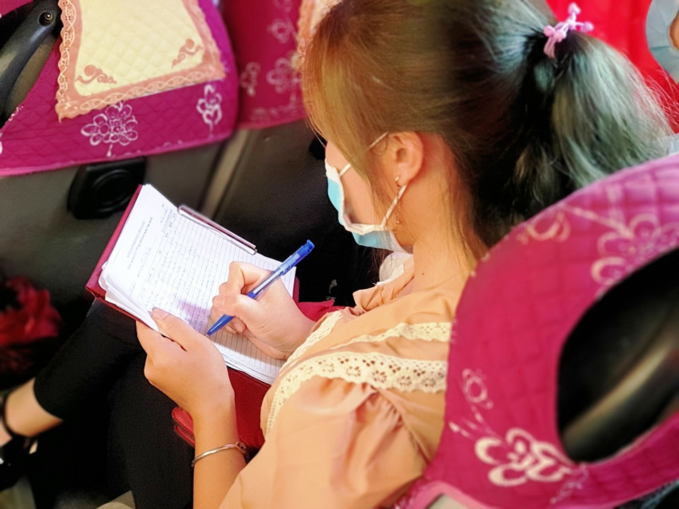 Trước khi xe lên Thủ đô, hành khách đều được nhà xe phát tờ giấy để khai thông tin nhằm truy vết nếu có ca nghi nhiễm COVID-19. (Ảnh: Việt Hùng/Vietnam+)