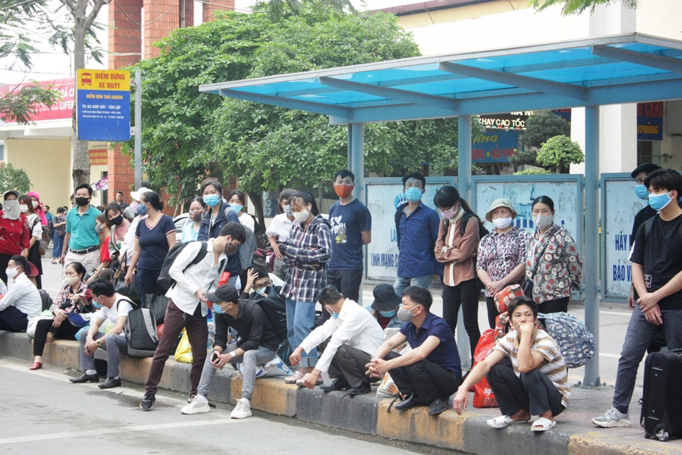 Một điểm chờ xe buýt tại bến xe Giáp Bát có đông người đứng ngồi đợi xe. (Ảnh: Việt Hùng/Vietnam+)