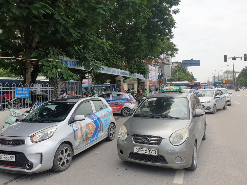 Phía ngoài bến, taxi chạy rùa bò để bắt khách. (Ảnh: Việt Hùng/Vietnam+)
