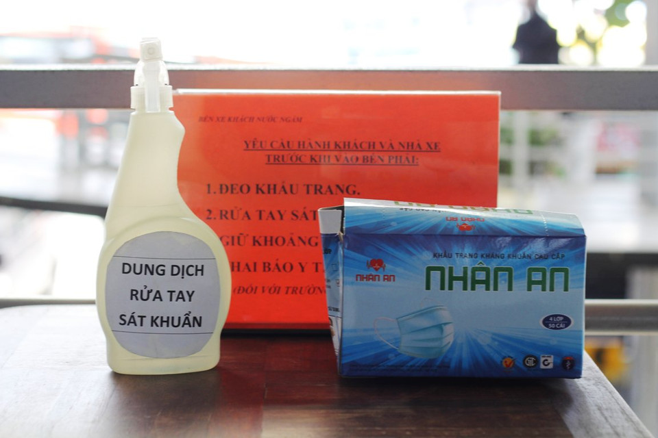 Bến xe cũng bố trí khẩu trang y tế và dung dịch sát khuẩn để phòng chống dịch COVID-19. (Ảnh: Việt Hùng/Vietnam+)