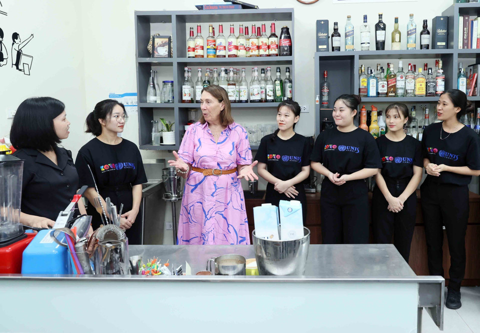 Chủ tịch Thượng viện Australia Sue Lines nói chuyện với các học viên tại Trung tâm đào tạo nghề nhân đạo KOTO. (Ảnh: An Đăng/TTXVN)