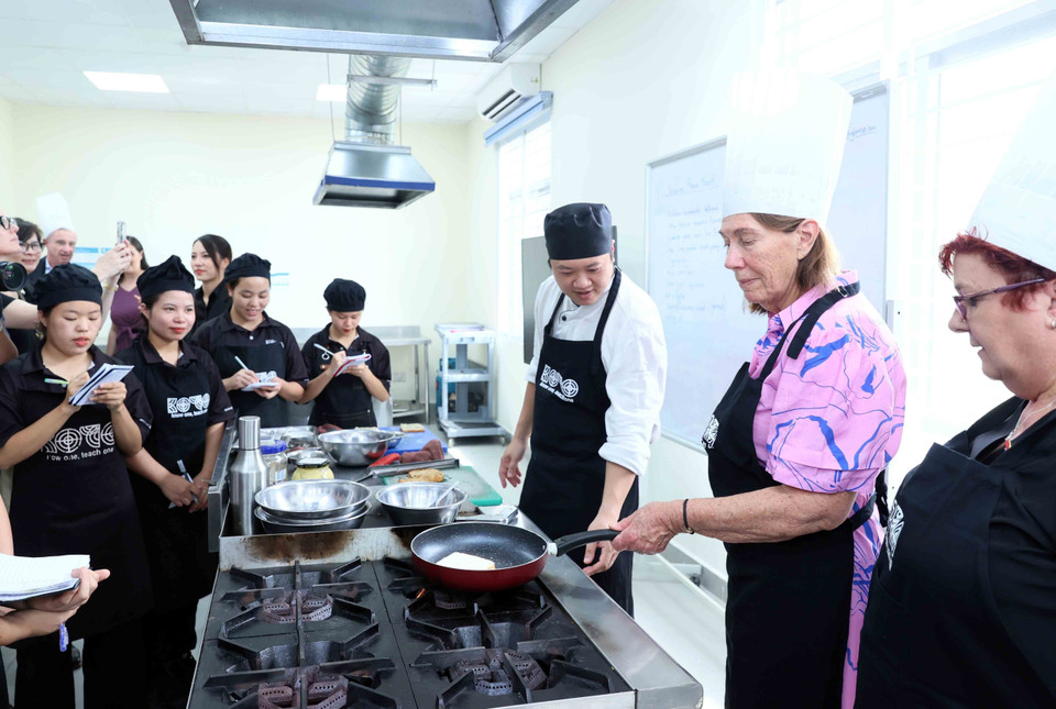 Chủ tịch Thượng viện Australia Sue Lines tại Trung tâm đào tạo nghề nhân đạo KOTO. (Ảnh: An Đăng/TTXVN)