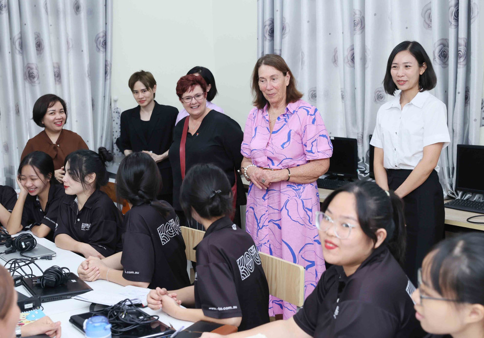 Sáng 26/8, Chủ tịch Thượng viện Australia Sue Lines đến thăm Trung tâm đào tạo nghề nhân đạo KOTO tại xã Phật Tích, huyện Tiên Du, tỉnh Bắc Ninh. (Ảnh: An Đăng/TTXVN)