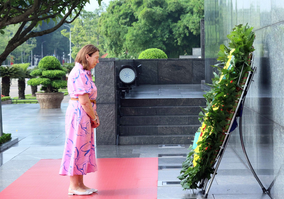 Chủ tịch Thượng viện Australia Sue Lines đặt vòng hoa tưởng niệm Chủ tịch Hồ Chí Minh. (Ảnh: An Đăng/TTXVN)