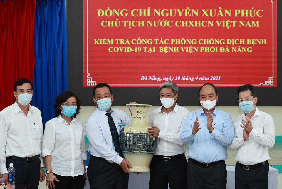 Chủ tịch nước Nguyễn Xuân Phúc tặng quà lưu niệm cho Bệnh viện phổi Đà Nẵng. (Ảnh: Thống Nhất/TTXVN)