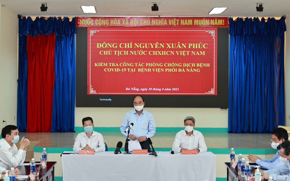 Trong ảnh: Chủ tịch nước Nguyễn Xuân Phúc phát biểu tại buổi làm việc tại Bệnh viện phổi Đà Nẵng. (Ảnh: Thống Nhất/TTXVN)