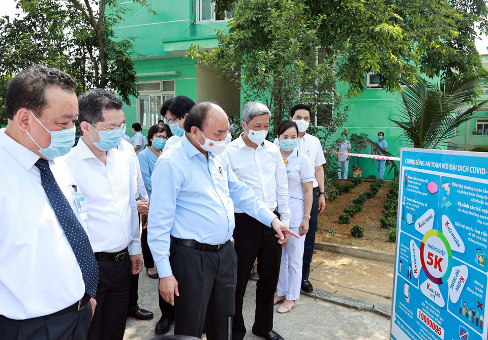 Chủ tịch nước Nguyễn Xuân Phúc kiểm tra công tác phòng, chống dịch COVID-19 tại Bệnh viện phổi Đà Nẵng. (Ảnh: Thống Nhất/TTXVN)