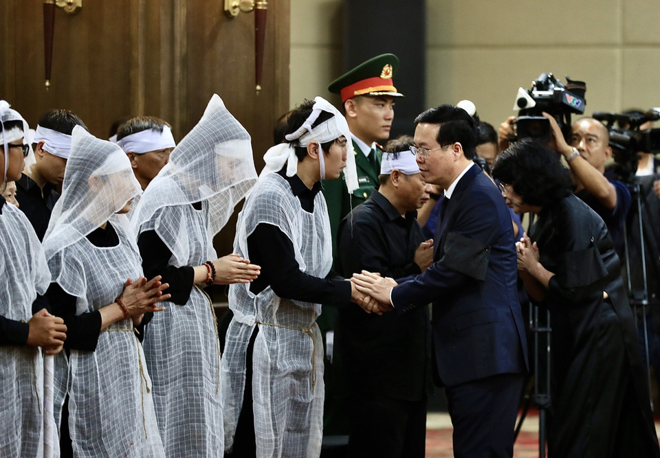 Chủ tịch nước Võ Văn Thưởng chia buồn cùng gia quyến Phó Thủ tướng Lê Văn Thành. (Ảnh: Lâm Khánh/TTXVN)