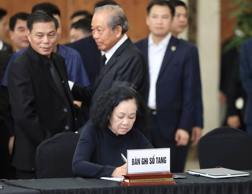 Ủy viên Bộ Chính trị, Thường trực Ban Bí thư, Trưởng Ban Tổ chức Trung ương Trương Thị Mai ghi sổ tang Phó Thủ tướng Lê Văn Thành. (Ảnh: Lâm Khánh/TTXVN)