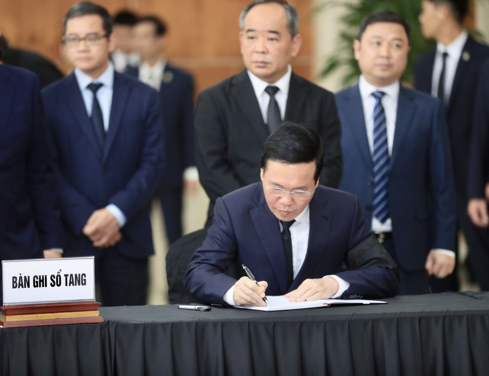Chủ tịch nước Võ Văn Thưởng ghi sổ tang Phó Thủ tướng Lê Văn Thành. (Ảnh: Lâm Khánh/TTXVN)