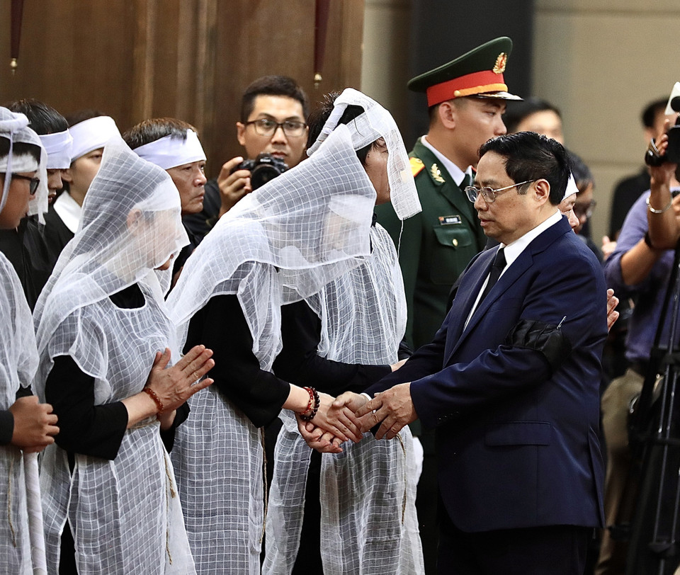 Thủ tướng Phạm Minh Chính chia buồn cùng gia quyến Phó Thủ tướng Lê Văn Thành. (Ảnh: Lâm Khánh/TTXVN)