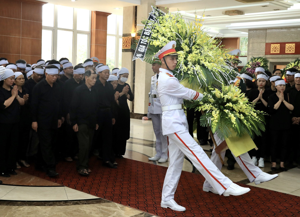 Đoàn gia tộc viếng Phó Thủ tướng Lê Văn Thành. (Ảnh: Lâm Khánh/TTXVN)