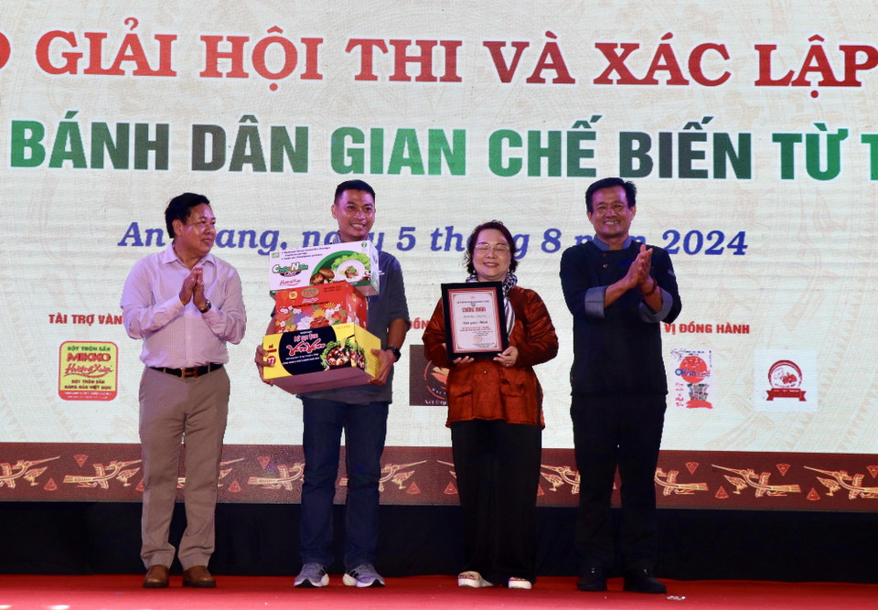 Ban tổ chức trao giải Nhất cho đội Bà Rịa-Vũng Tàu. (Ảnh: Thanh Sang/TTXVN)