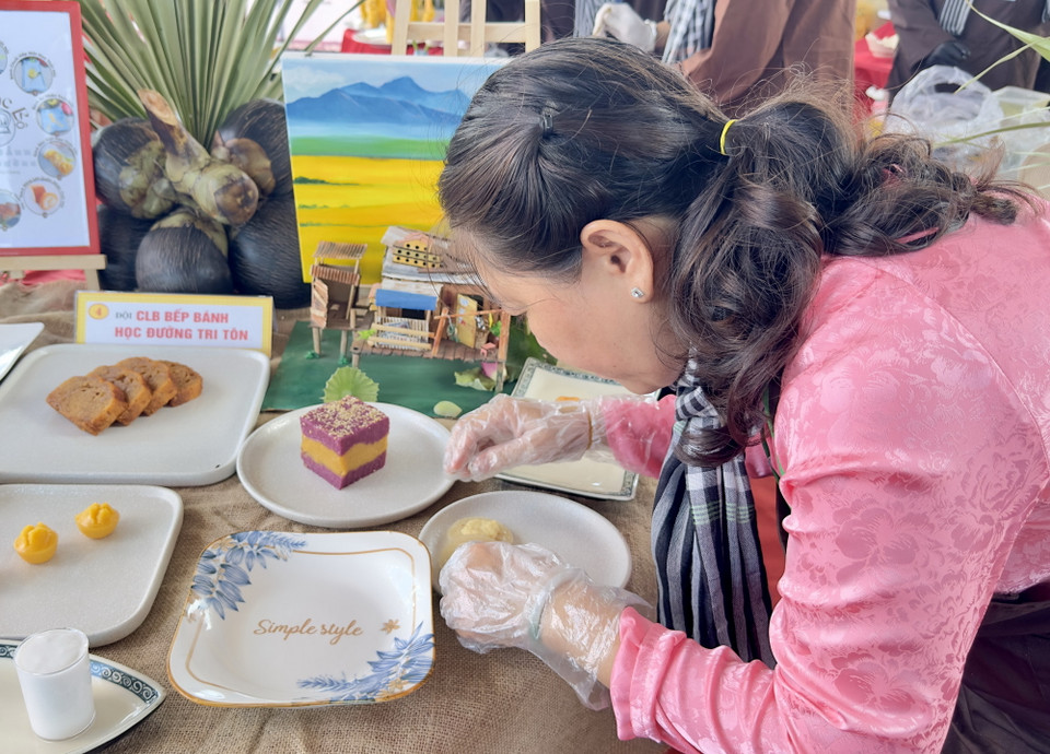 Nghệ nhân An Giang chế biến bánh dân gian sử dụng nguyên liệu từ thốt nốt tại hội thi. (Ảnh: Thanh Sang/TTXVN)