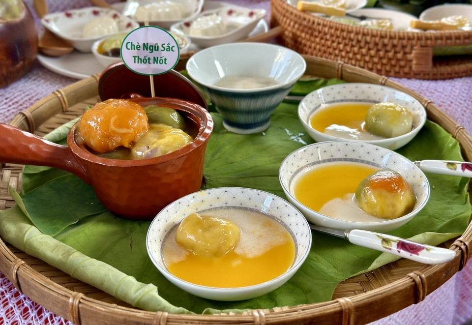 Chè ngũ sắc thốt nốt là một trong 100 món bánh dân gian chế biến từ thốt nốt xác lập kỷ lục Việt Nam. (Ảnh: Thanh Sang/TTXVN)