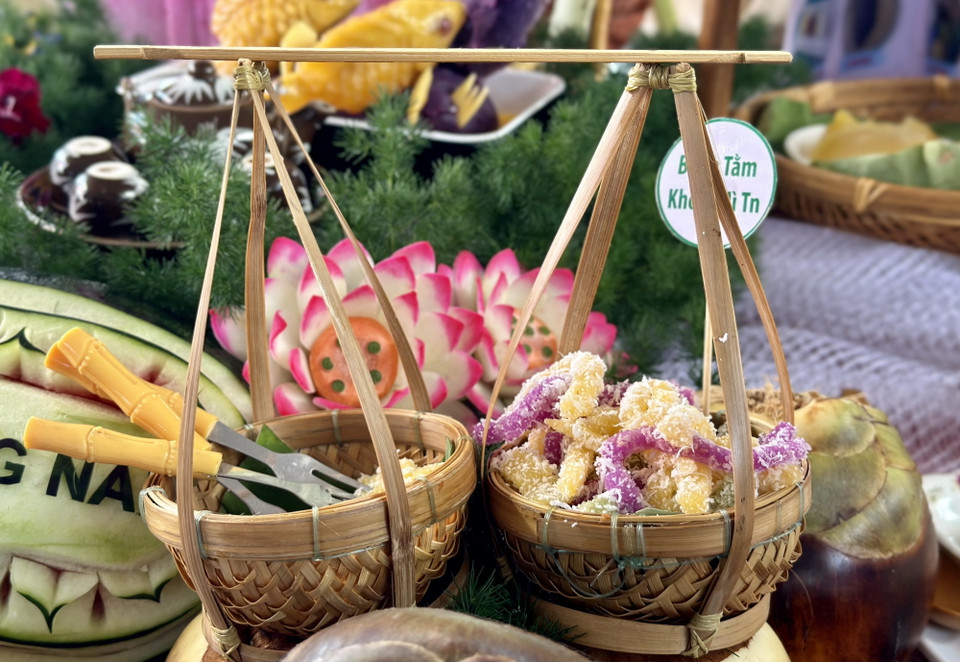 Bánh tầm sử dụng nguyên liệu từ thốt nốt xác lập kỷ lục Việt Nam. (Ảnh: Thanh Sang/TTXVN)