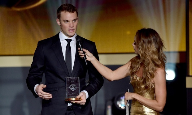 Kate Abdo trò chuyện với Manuel Neuer. (Nguồn: Getty Images)