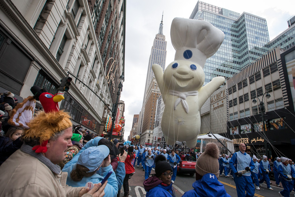 Người dân tham gia lễ diễu hành Macy's truyền thống dịp lễ Tạ ơn tại New York, Mỹ, ngày 28/11/2019. (Ảnh: THX/TTXVN)